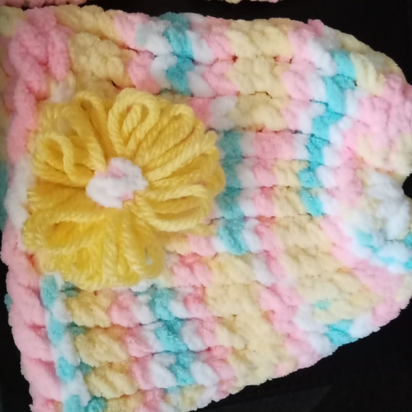 Hand made knitted hat & baby boots - Picture 2 of 3